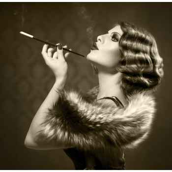 Πορτρέτο όμορφης γυναίκας με τσιγάρο