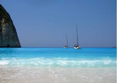 Παραλία της Ελλάδας με ιστιοφόρα